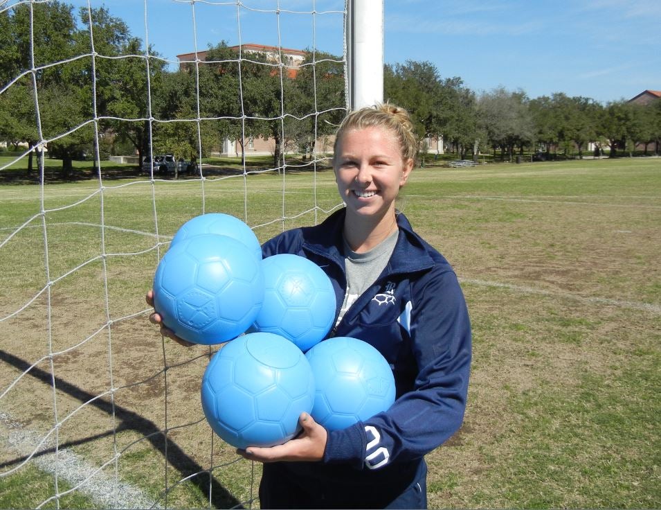 Amy Czyz ’15 Donates One World Futbols to Romania